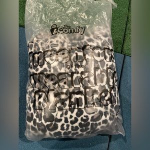 The Comfy wearable blanket